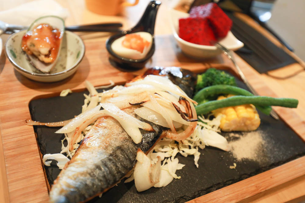 花蓮美食｜好好洋食。花蓮寵物友善餐廳、美國牛排、自助式蔬食沙拉吧、異國米飯套餐料理