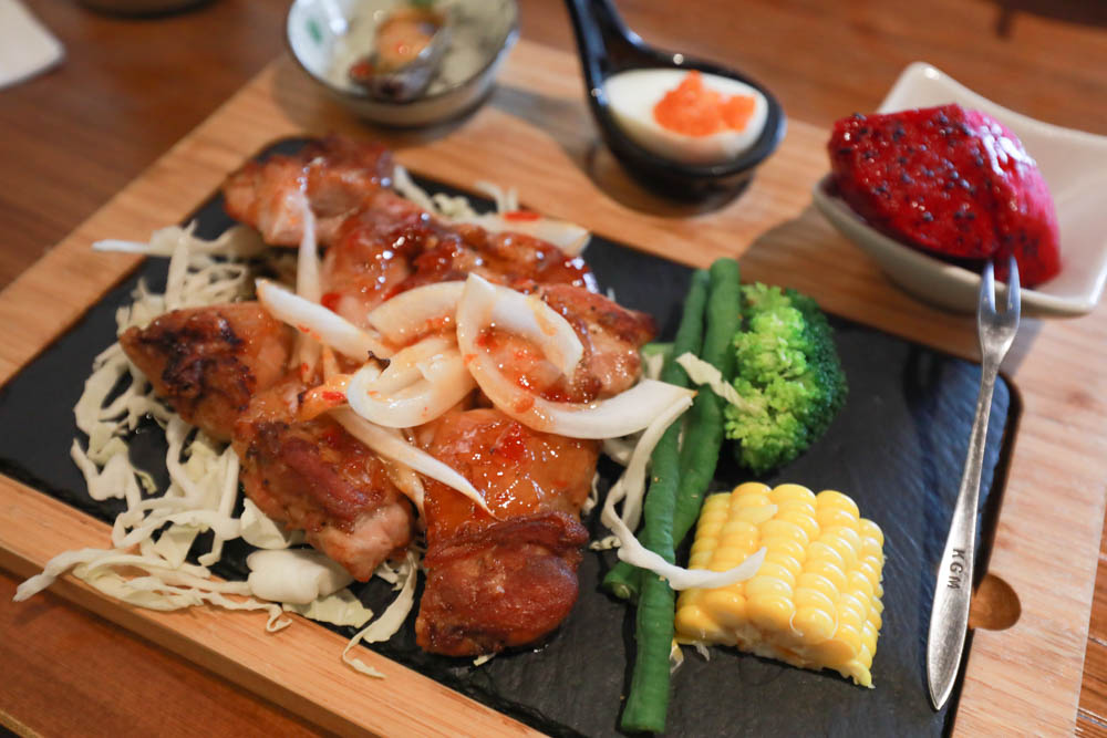 花蓮美食｜好好洋食。花蓮寵物友善餐廳、美國牛排、自助式蔬食沙拉吧、異國米飯套餐料理