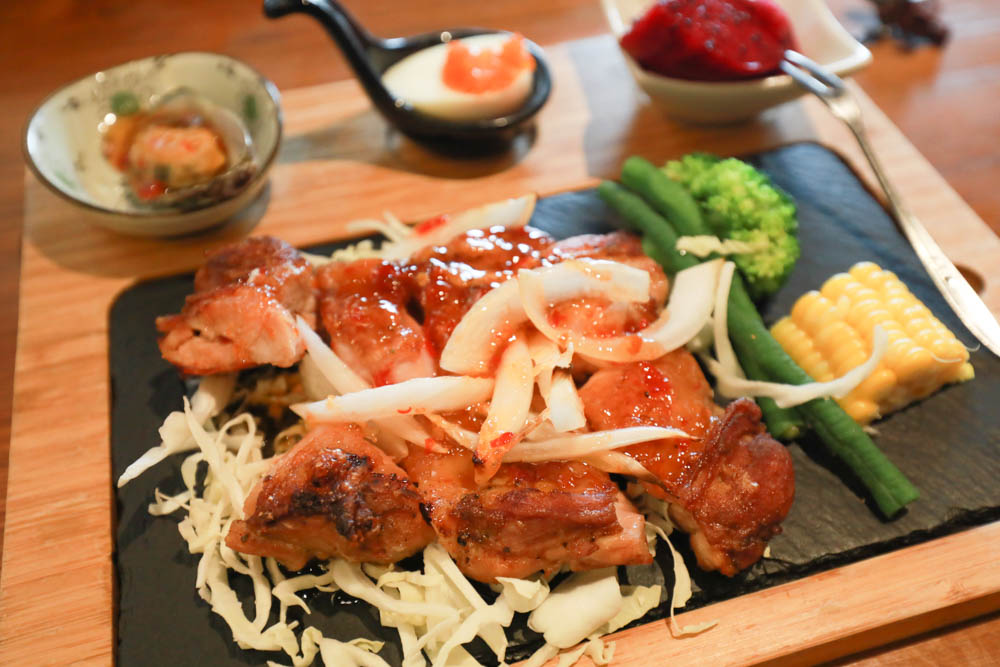 花蓮美食｜好好洋食。花蓮寵物友善餐廳、美國牛排、自助式蔬食沙拉吧、異國米飯套餐料理