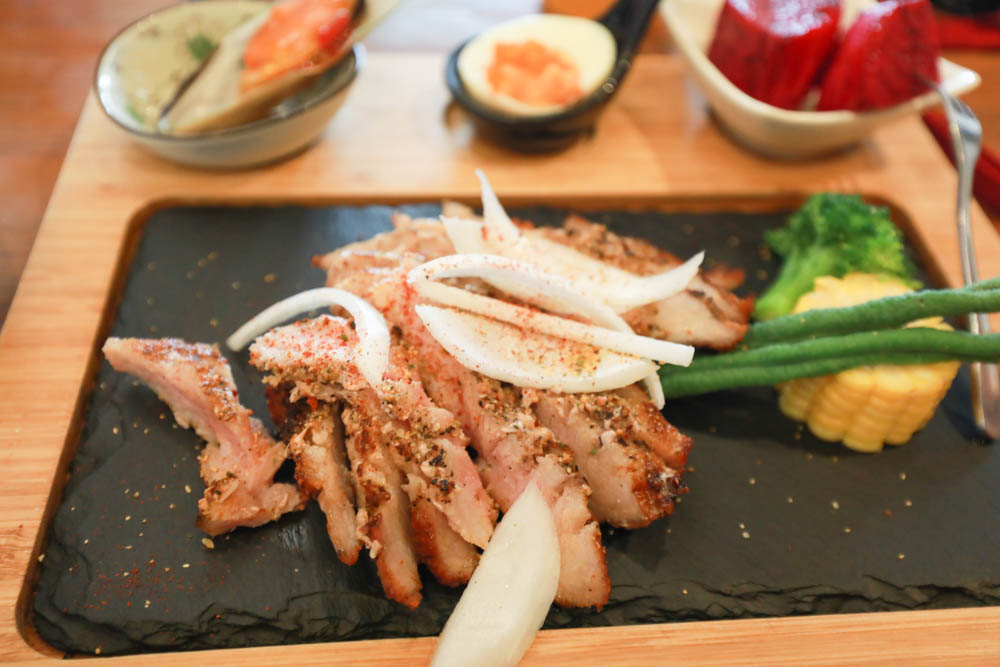 花蓮美食｜好好洋食。花蓮寵物友善餐廳、美國牛排、自助式蔬食沙拉吧、異國米飯套餐料理