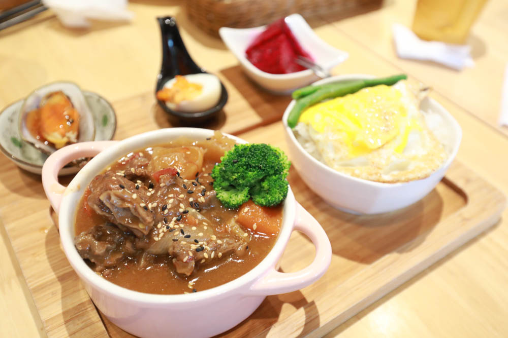 花蓮美食｜好好洋食。花蓮寵物友善餐廳、美國牛排、自助式蔬食沙拉吧、異國米飯套餐料理