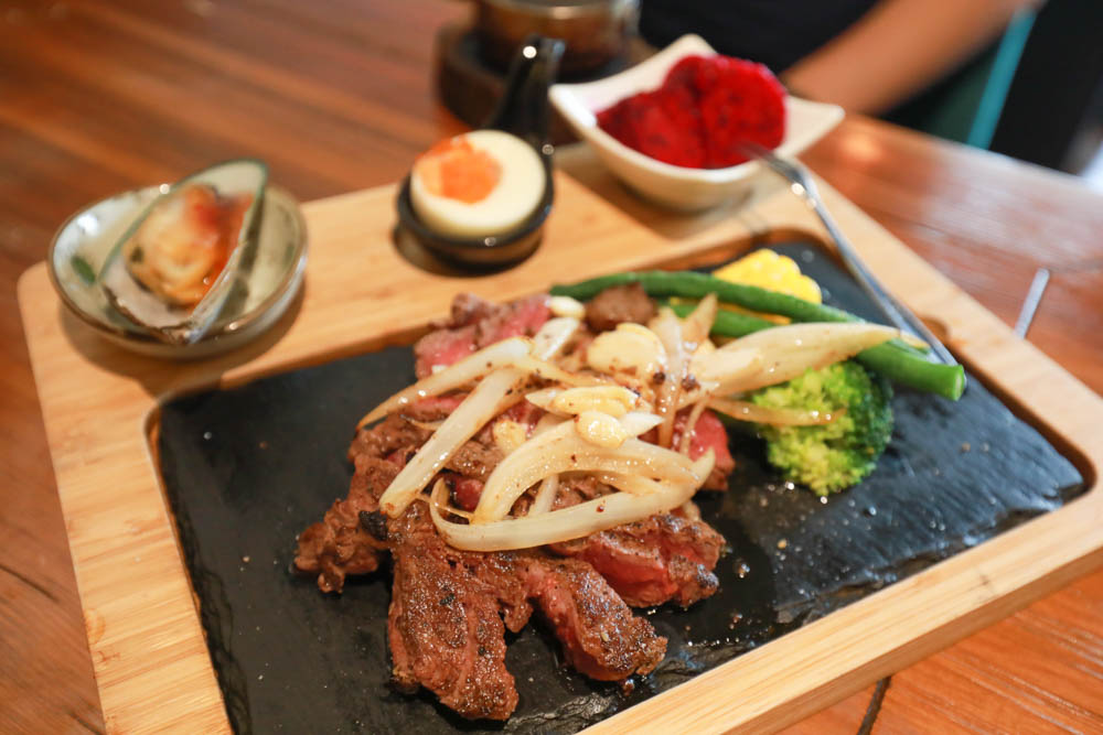 花蓮美食｜好好洋食。花蓮寵物友善餐廳、美國牛排、自助式蔬食沙拉吧、異國米飯套餐料理