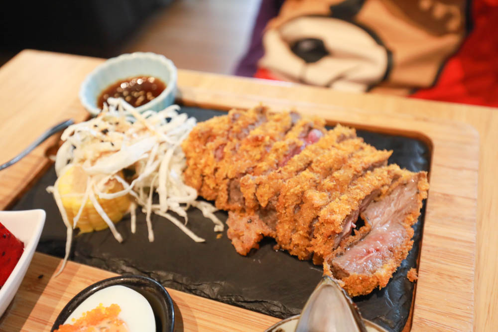 花蓮美食｜好好洋食。花蓮寵物友善餐廳、美國牛排、自助式蔬食沙拉吧、異國米飯套餐料理
