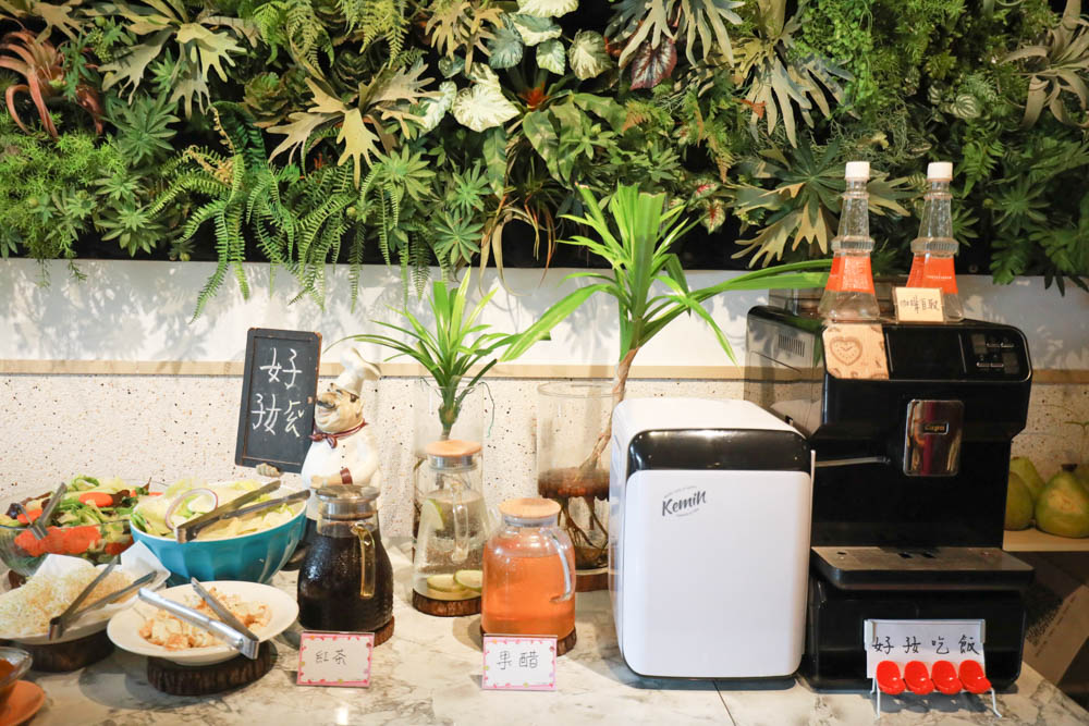 花蓮美食｜好好洋食。花蓮寵物友善餐廳、美國牛排、自助式蔬食沙拉吧、異國米飯套餐料理