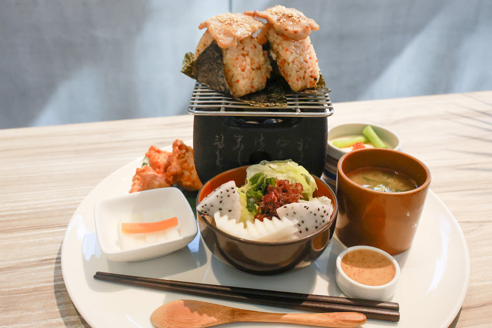 宜蘭美食｜向陽早午餐。寵物友善餐廳、森林系老屋咖啡廳、氛圍感十足的日式飯糰！！