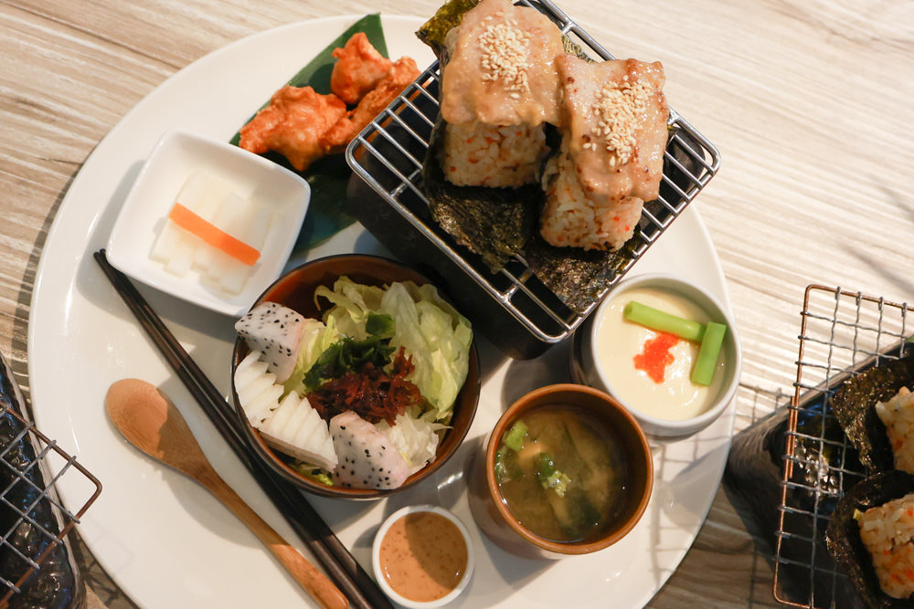 宜蘭美食｜向陽早午餐。寵物友善餐廳、森林系老屋咖啡廳、氛圍感十足的日式飯糰！！