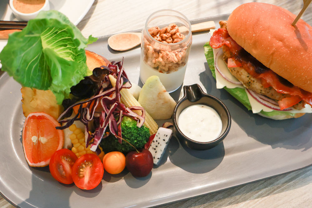 宜蘭美食｜向陽早午餐。寵物友善餐廳、森林系老屋咖啡廳、氛圍感十足的日式飯糰！！