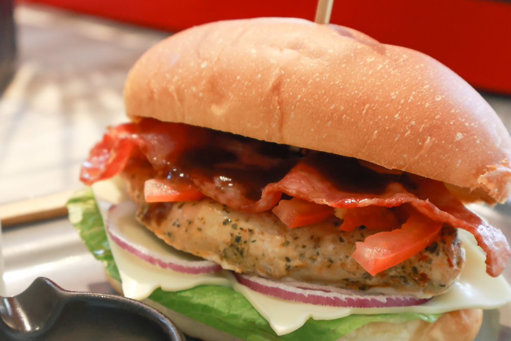 宜蘭美食｜向陽早午餐。寵物友善餐廳、森林系老屋咖啡廳、氛圍感十足的日式飯糰！！