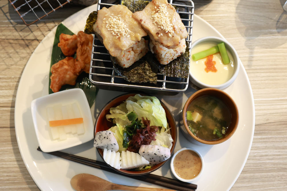 宜蘭美食｜向陽早午餐。寵物友善餐廳、森林系老屋咖啡廳、氛圍感十足的日式飯糰！！