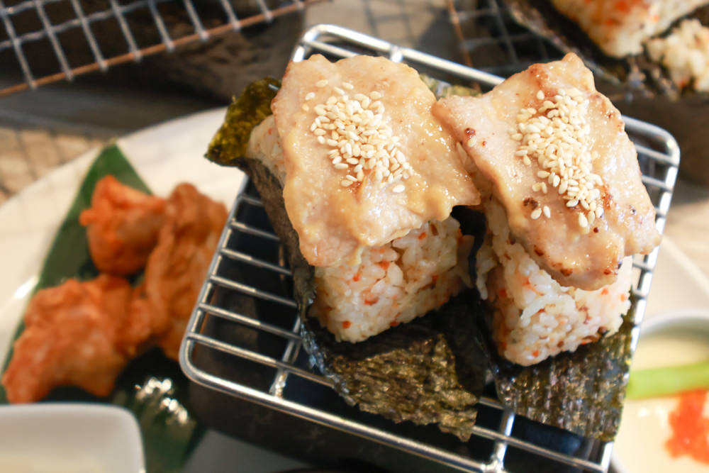 宜蘭美食｜向陽早午餐。寵物友善餐廳、森林系老屋咖啡廳、氛圍感十足的日式飯糰！！