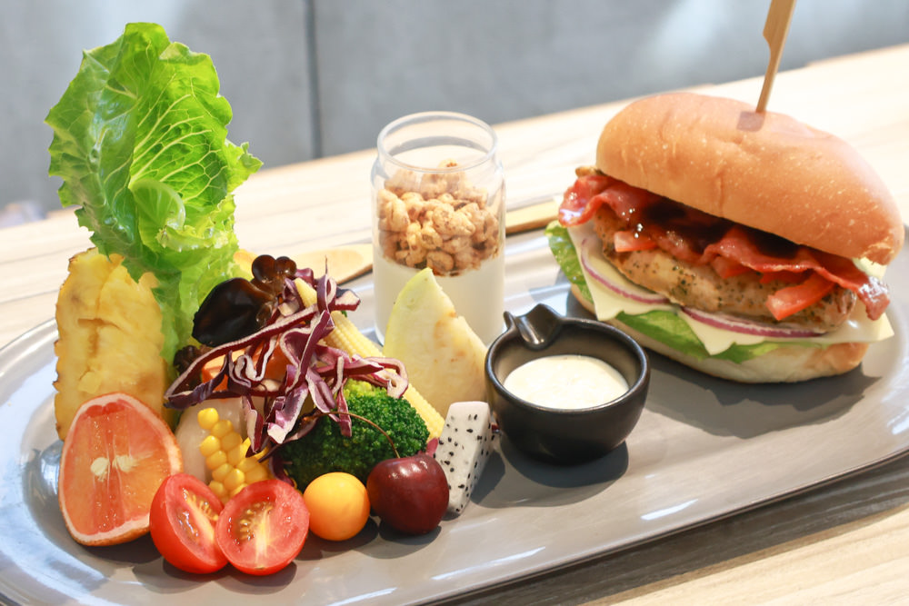 宜蘭美食｜向陽早午餐。寵物友善餐廳、森林系老屋咖啡廳、氛圍感十足的日式飯糰！！