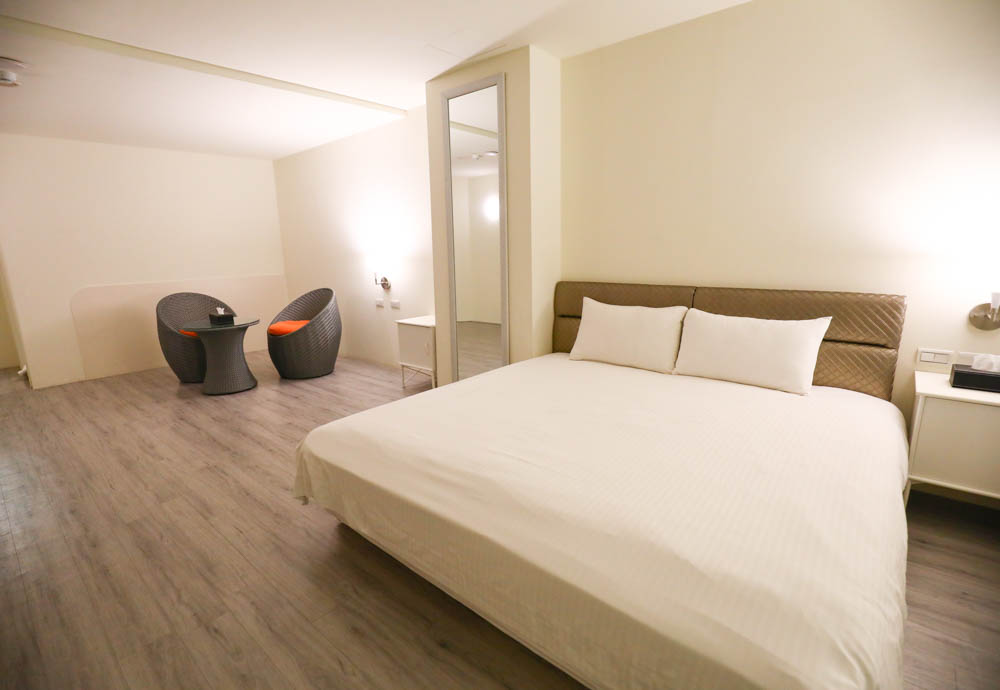 高雄住宿｜小歐精緻旅店。六合夜市旁、附設電梯，還有電鍋、微波爐、高雄寵物友善飯店民宿