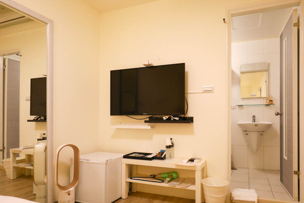 高雄住宿｜小歐精緻旅店。六合夜市旁、附設電梯，還有電鍋、微波爐、高雄寵物友善飯店民宿