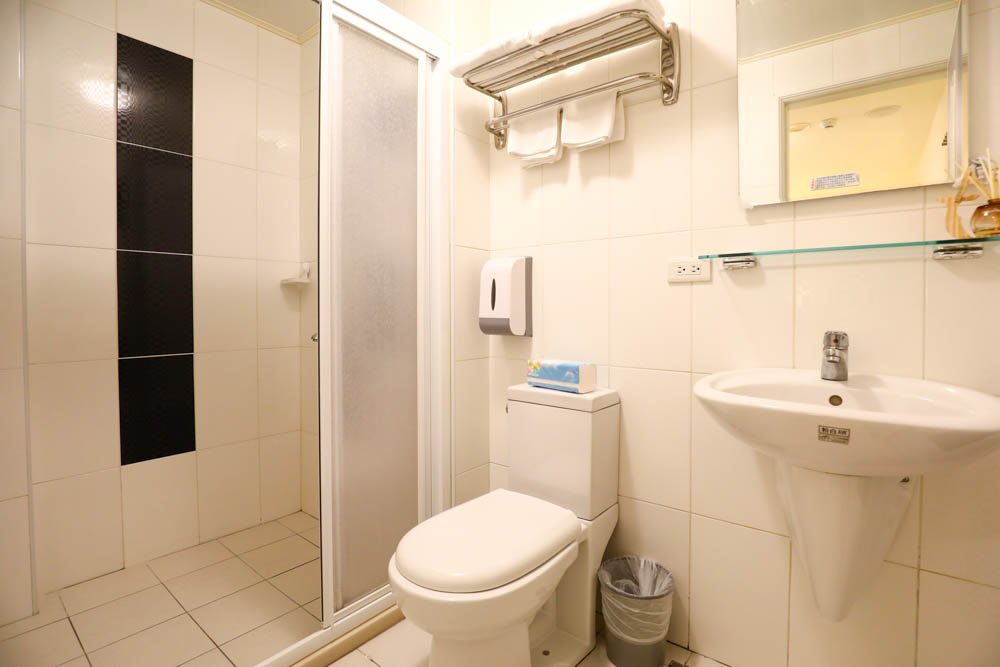 高雄住宿｜小歐精緻旅店。六合夜市旁、附設電梯，還有電鍋、微波爐、高雄寵物友善飯店民宿