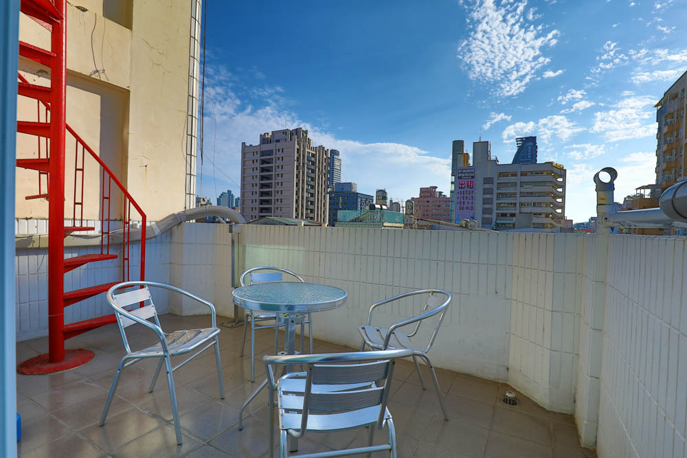 高雄住宿｜小歐精緻旅店。六合夜市旁、附設電梯，還有電鍋、微波爐、高雄寵物友善飯店民宿