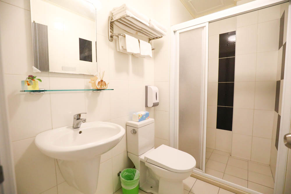 高雄住宿｜小歐精緻旅店。六合夜市旁、附設電梯，還有電鍋、微波爐、高雄寵物友善飯店民宿