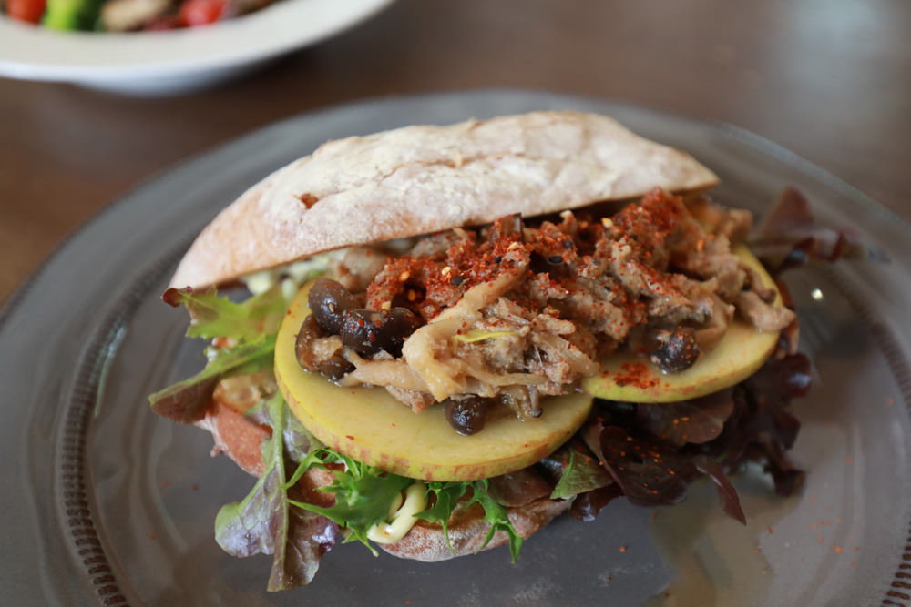 墾丁恆春美食｜小綠舟CAFE BARCA VERDE CAFE。寵物友善餐廳、網美森林系植栽咖啡廳