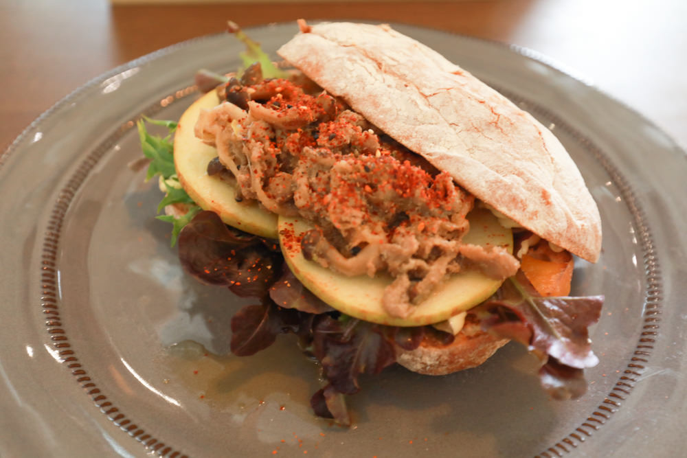 墾丁恆春美食｜小綠舟CAFE BARCA VERDE CAFE。寵物友善餐廳、網美森林系植栽咖啡廳