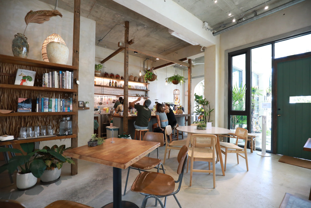 墾丁恆春美食｜小綠舟CAFE BARCA VERDE CAFE。寵物友善餐廳、網美森林系植栽咖啡廳