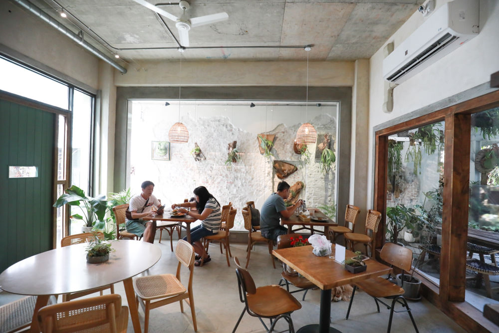 墾丁恆春美食｜小綠舟CAFE BARCA VERDE CAFE。寵物友善餐廳、網美森林系植栽咖啡廳