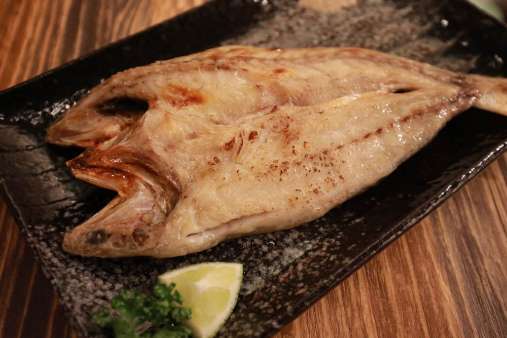 新竹竹北美食｜私嚐居酒屋 竹北店。寵物友善餐廳、日式創意料理、深夜食堂、狗狗專屬串燒寵物餐！！
