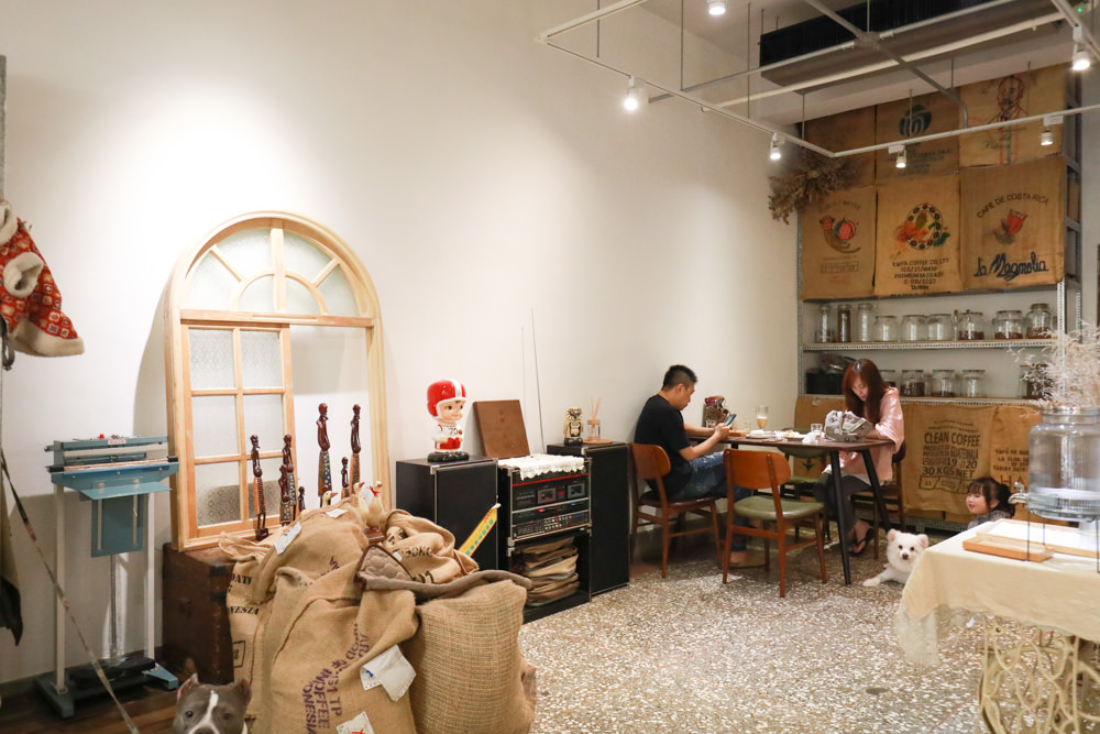 新北新莊美食|山林咖啡coffee roaste。寵物友善餐廳、老宅咖啡廳、自家烘培咖啡豆 - 第6張圖 新北新莊美食|山林咖啡coffee roaste。寵物友善餐廳、老宅咖啡廳、自家烘培咖啡豆
