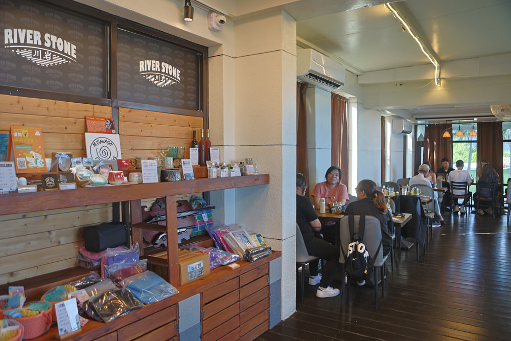 宜蘭頭城美食｜川岩 River Stone Coffee。龜山島海景第一排絕美咖啡廳、寵物友善餐廳、烏石港海岸步道上