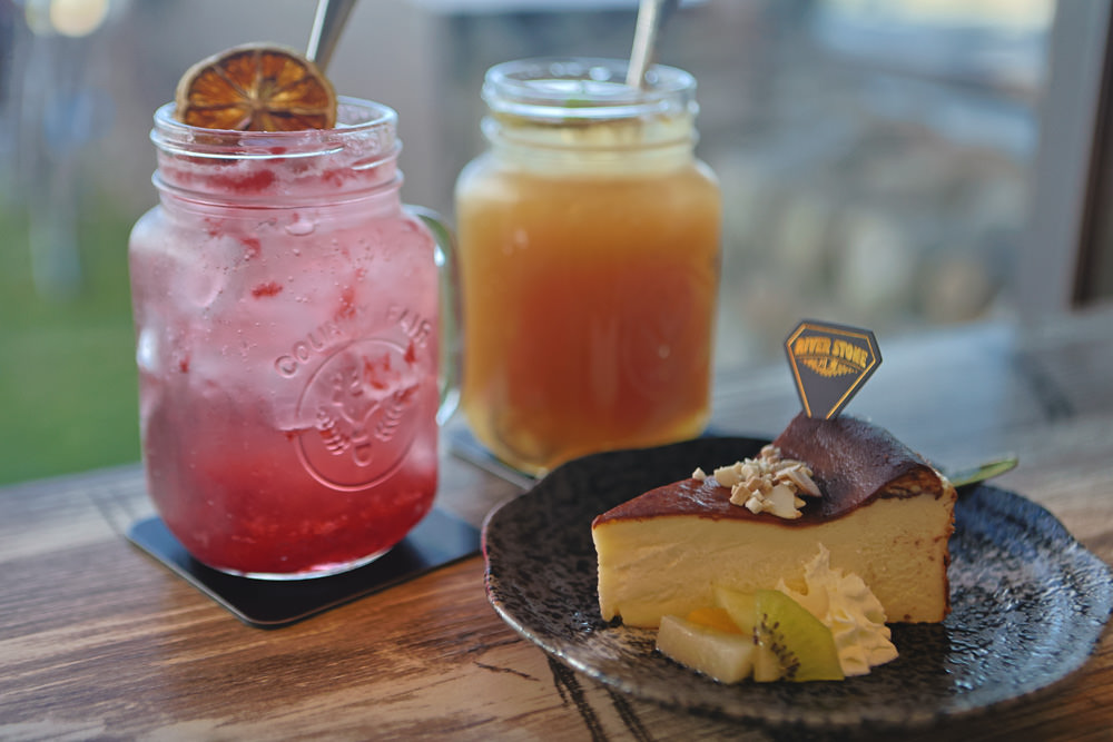 宜蘭頭城美食｜川岩 River Stone Coffee。龜山島海景第一排絕美咖啡廳、寵物友善餐廳、烏石港海岸步道上