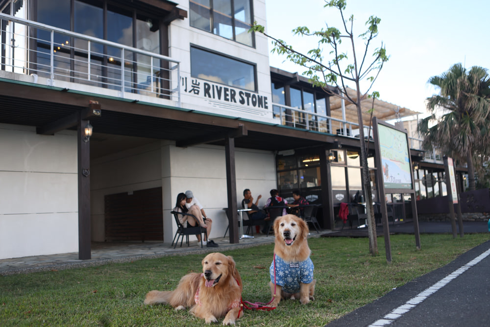 宜蘭頭城美食｜川岩 River Stone Coffee。龜山島海景第一排絕美咖啡廳、寵物友善餐廳、烏石港海岸步道上