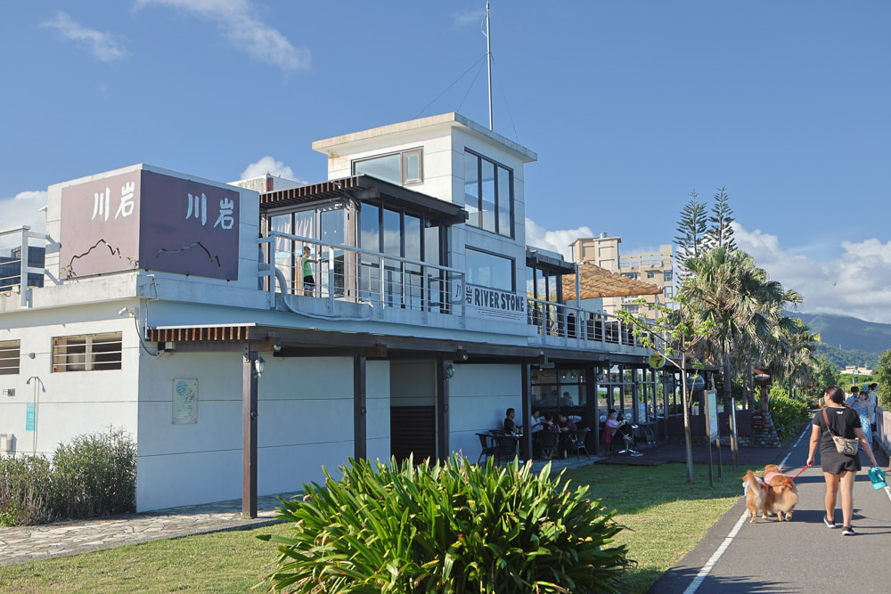 宜蘭頭城美食｜川岩 River Stone Coffee。龜山島海景第一排絕美咖啡廳、寵物友善餐廳、烏石港海岸步道上