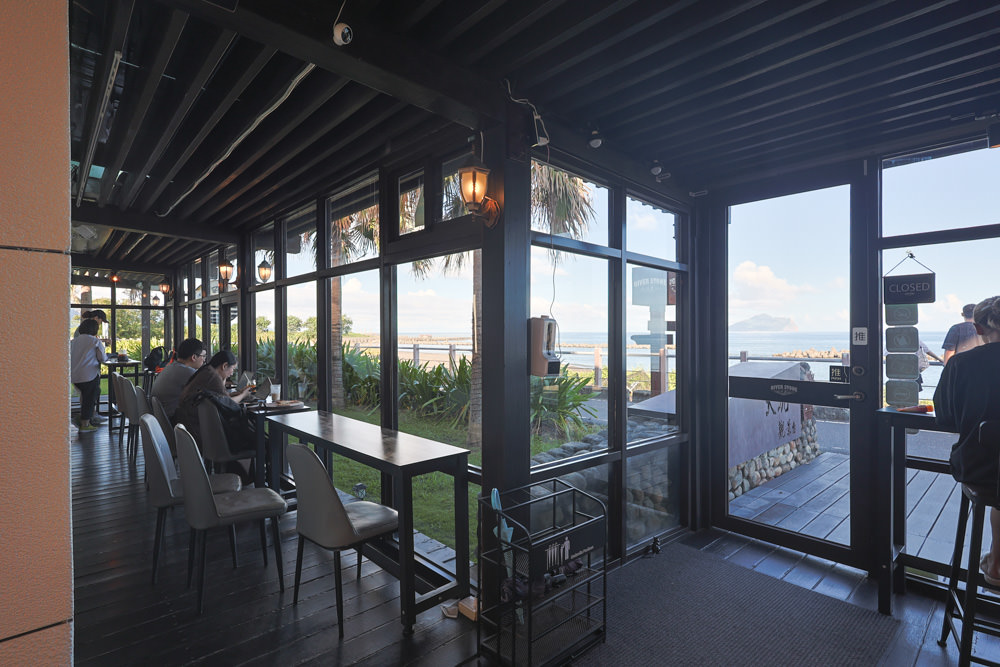 宜蘭頭城美食｜川岩 River Stone Coffee。龜山島海景第一排絕美咖啡廳、寵物友善餐廳、烏石港海岸步道上