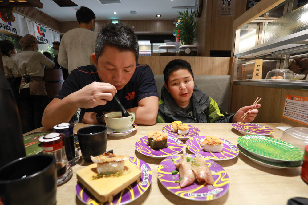 台中美食|平祿壽司日本迴轉壽司。厚切鮭魚、日本歷史最悠久的迴轉壽司、台中寵物友善餐廳、平禄寿司、台灣第一家分店 - 第9張圖 台中美食|平祿壽司日本迴轉壽司。厚切鮭魚、日本歷史最悠久的迴轉壽司、台中寵物友善餐廳、平禄寿司、台灣第一家分店