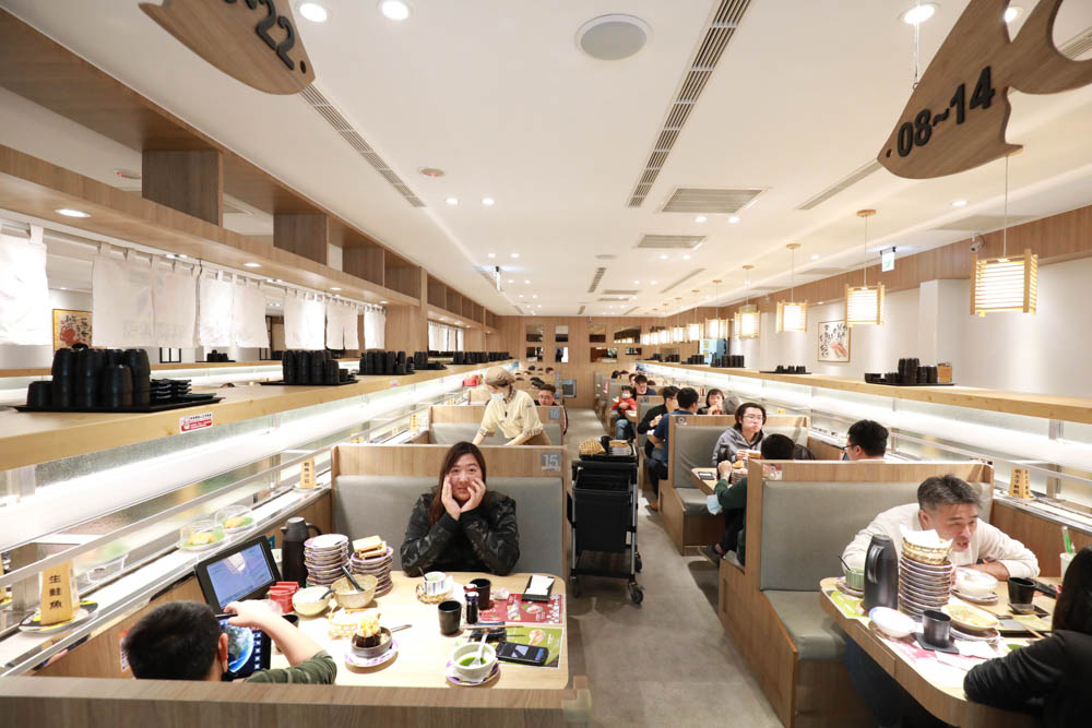 台中美食|平祿壽司日本迴轉壽司。厚切鮭魚、日本歷史最悠久的迴轉壽司、台中寵物友善餐廳、平禄寿司、台灣第一家分店 - 第4張圖 台中美食|平祿壽司日本迴轉壽司。厚切鮭魚、日本歷史最悠久的迴轉壽司、台中寵物友善餐廳、平禄寿司、台灣第一家分店