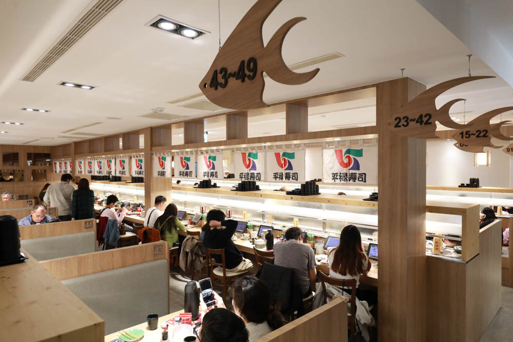 台中美食|平祿壽司日本迴轉壽司。厚切鮭魚、日本歷史最悠久的迴轉壽司、台中寵物友善餐廳、平禄寿司、台灣第一家分店 - 第5張圖 台中美食|平祿壽司日本迴轉壽司。厚切鮭魚、日本歷史最悠久的迴轉壽司、台中寵物友善餐廳、平禄寿司、台灣第一家分店