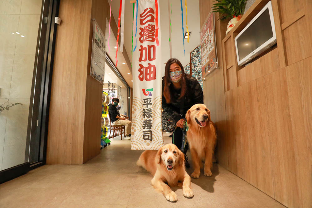 台中美食|平祿壽司日本迴轉壽司。厚切鮭魚、日本歷史最悠久的迴轉壽司、台中寵物友善餐廳、平禄寿司、台灣第一家分店 - 第3張圖 台中美食|平祿壽司日本迴轉壽司。厚切鮭魚、日本歷史最悠久的迴轉壽司、台中寵物友善餐廳、平禄寿司、台灣第一家分店
