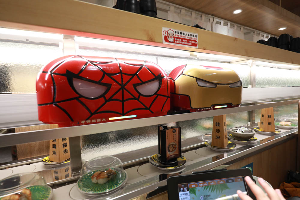 台中美食|平祿壽司日本迴轉壽司。厚切鮭魚、日本歷史最悠久的迴轉壽司、台中寵物友善餐廳、平禄寿司、台灣第一家分店 - 第8張圖 台中美食|平祿壽司日本迴轉壽司。厚切鮭魚、日本歷史最悠久的迴轉壽司、台中寵物友善餐廳、平禄寿司、台灣第一家分店