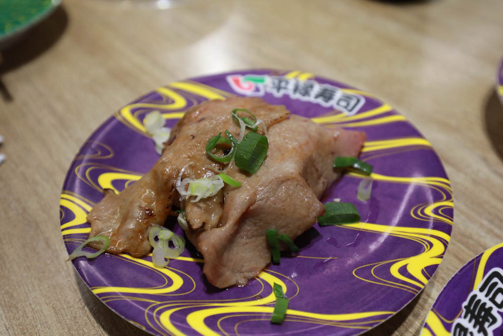 台中美食|平祿壽司日本迴轉壽司。厚切鮭魚、日本歷史最悠久的迴轉壽司、台中寵物友善餐廳、平禄寿司、台灣第一家分店 - 第12張圖 台中美食|平祿壽司日本迴轉壽司。厚切鮭魚、日本歷史最悠久的迴轉壽司、台中寵物友善餐廳、平禄寿司、台灣第一家分店