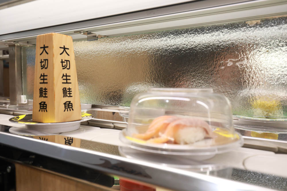 台中美食|平祿壽司日本迴轉壽司。厚切鮭魚、日本歷史最悠久的迴轉壽司、台中寵物友善餐廳、平禄寿司、台灣第一家分店 - 第10張圖 台中美食|平祿壽司日本迴轉壽司。厚切鮭魚、日本歷史最悠久的迴轉壽司、台中寵物友善餐廳、平禄寿司、台灣第一家分店