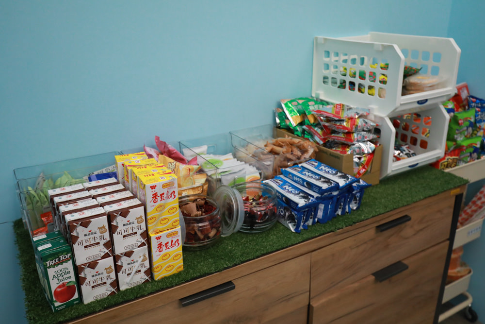 花蓮寵物友善民宿｜花蓮快樂狗寵物民宿。千坪大草原、毛小孩專屬游泳池、每間房間都有毛小孩專屬空間、狗狗床鋪