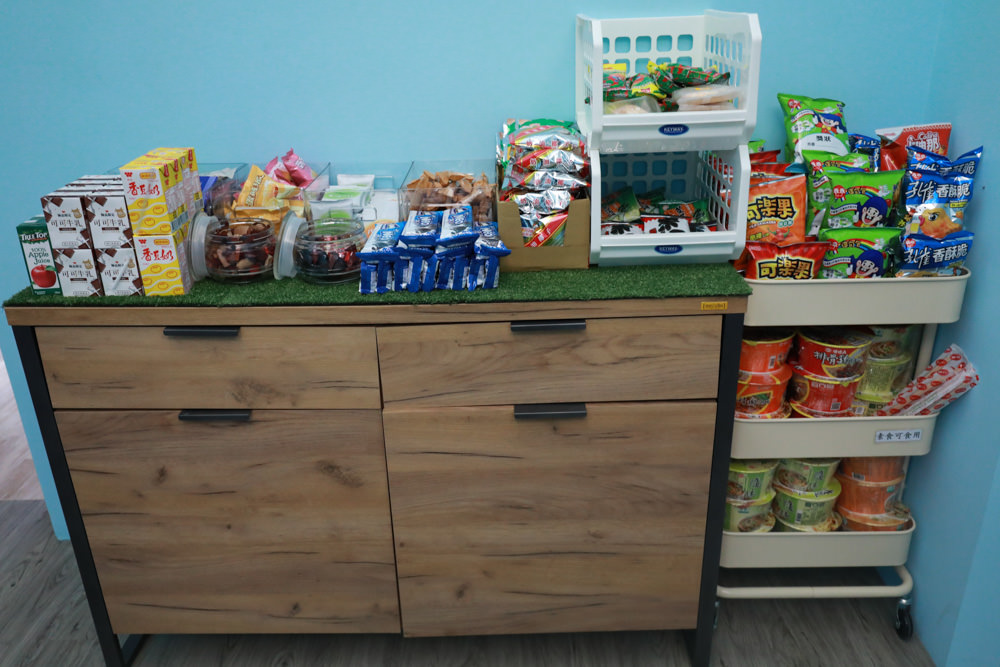 花蓮寵物友善民宿｜花蓮快樂狗寵物民宿。千坪大草原、毛小孩專屬游泳池、每間房間都有毛小孩專屬空間、狗狗床鋪