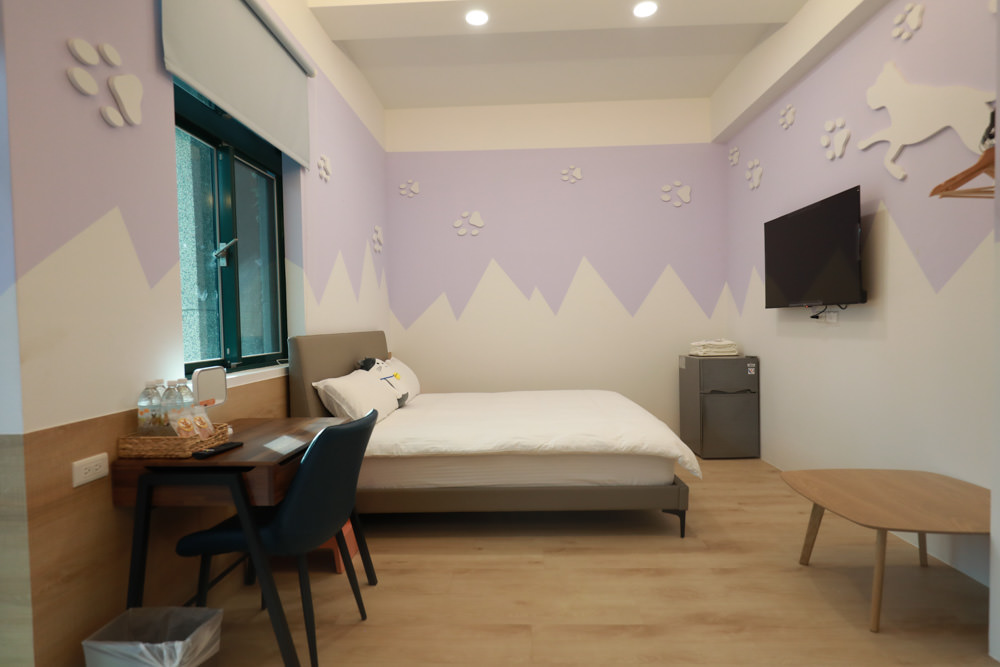 花蓮寵物友善民宿｜花蓮快樂狗寵物民宿。千坪大草原、毛小孩專屬游泳池、每間房間都有毛小孩專屬空間、狗狗床鋪