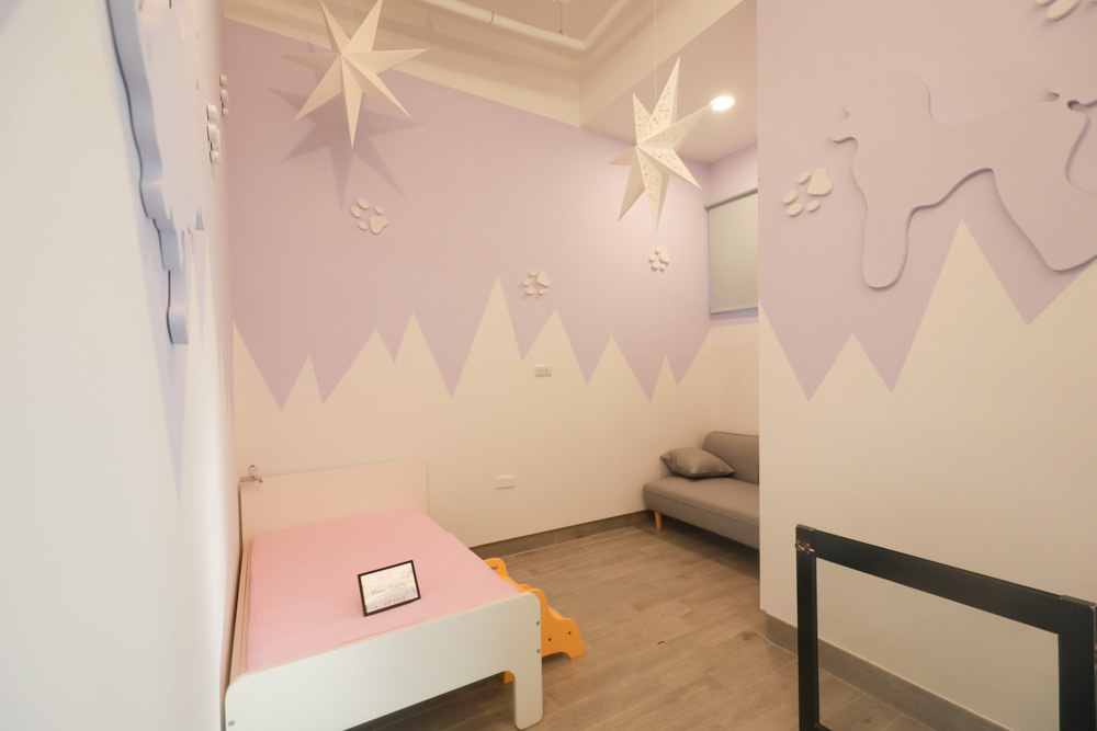 花蓮寵物友善民宿｜花蓮快樂狗寵物民宿。千坪大草原、毛小孩專屬游泳池、每間房間都有毛小孩專屬空間、狗狗床鋪