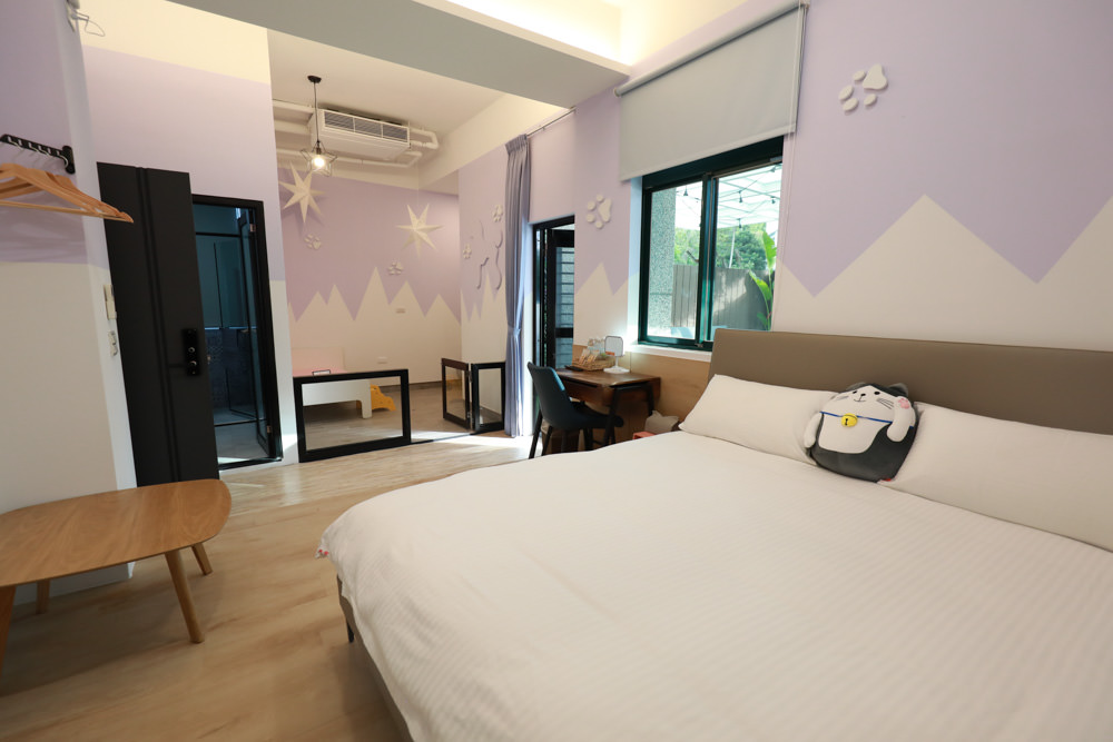 花蓮寵物友善民宿｜花蓮快樂狗寵物民宿。千坪大草原、毛小孩專屬游泳池、每間房間都有毛小孩專屬空間、狗狗床鋪