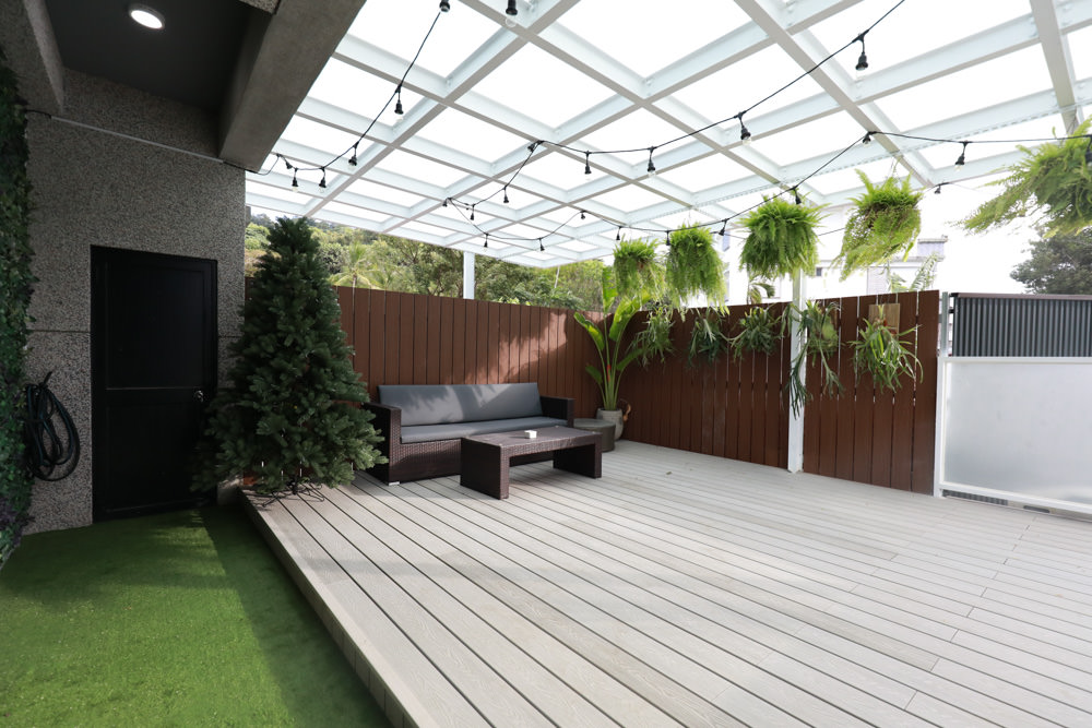 花蓮寵物友善民宿｜花蓮快樂狗寵物民宿。千坪大草原、毛小孩專屬游泳池、每間房間都有毛小孩專屬空間、狗狗床鋪