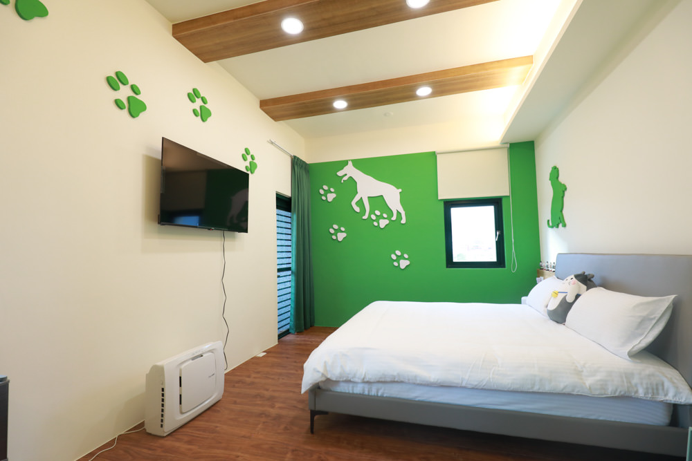 花蓮寵物友善民宿｜花蓮快樂狗寵物民宿。千坪大草原、毛小孩專屬游泳池、每間房間都有毛小孩專屬空間、狗狗床鋪