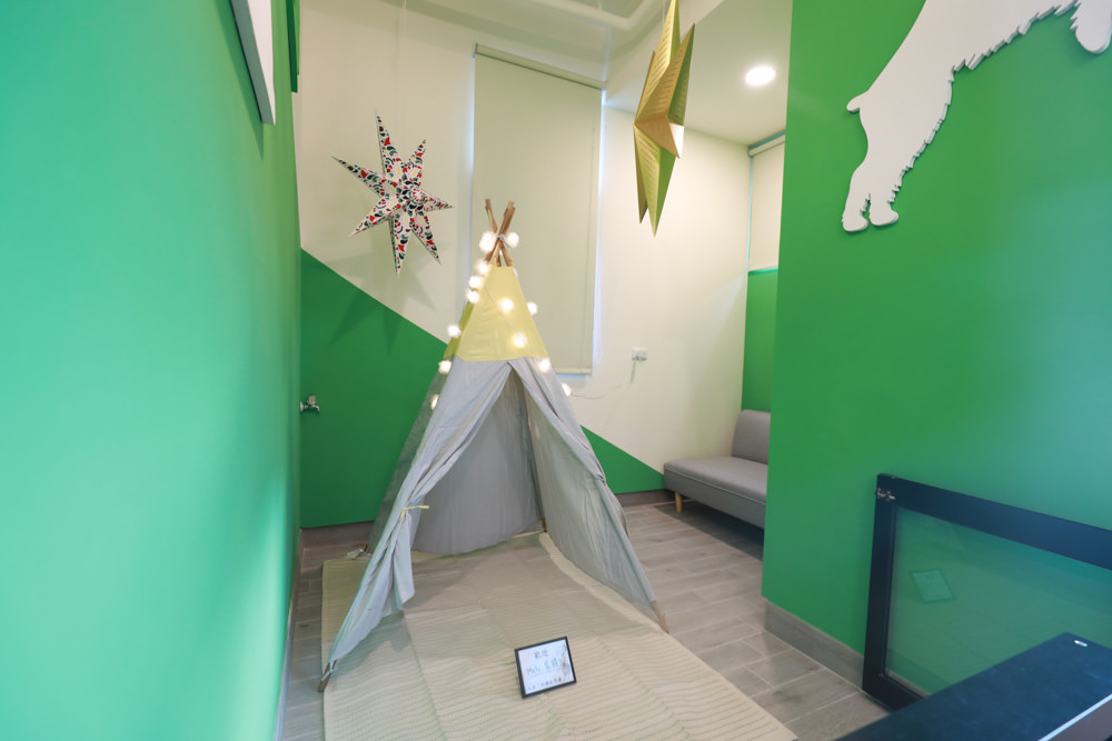 花蓮寵物友善民宿｜花蓮快樂狗寵物民宿。千坪大草原、毛小孩專屬游泳池、每間房間都有毛小孩專屬空間、狗狗床鋪