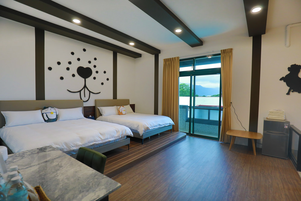 花蓮寵物友善民宿｜花蓮快樂狗寵物民宿。千坪大草原、毛小孩專屬游泳池、每間房間都有毛小孩專屬空間、狗狗床鋪