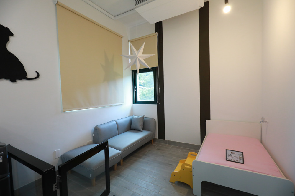 花蓮寵物友善民宿｜花蓮快樂狗寵物民宿。千坪大草原、毛小孩專屬游泳池、每間房間都有毛小孩專屬空間、狗狗床鋪