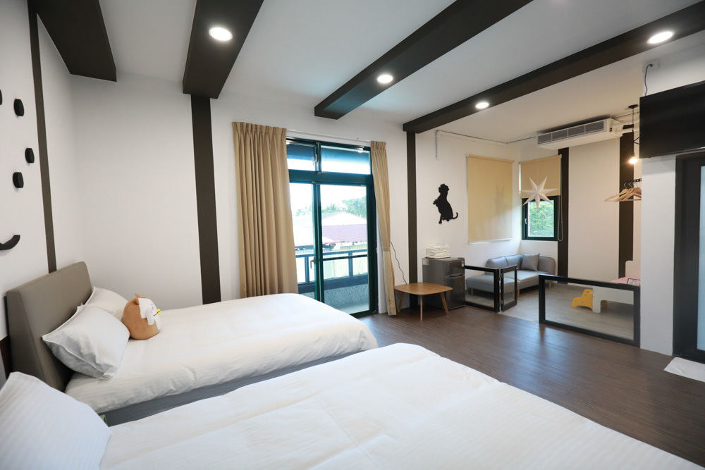 花蓮寵物友善民宿｜花蓮快樂狗寵物民宿。千坪大草原、毛小孩專屬游泳池、每間房間都有毛小孩專屬空間、狗狗床鋪