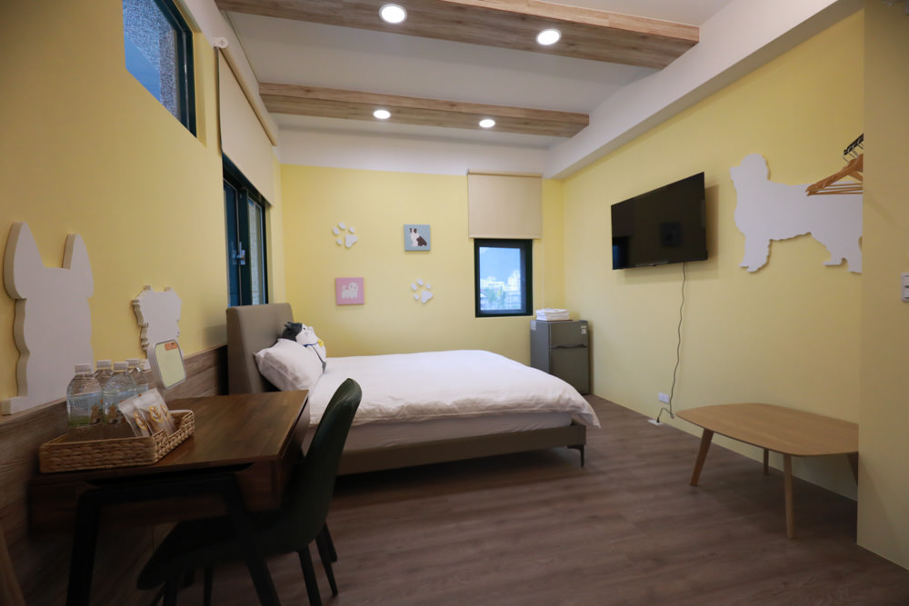 花蓮寵物友善民宿｜花蓮快樂狗寵物民宿。千坪大草原、毛小孩專屬游泳池、每間房間都有毛小孩專屬空間、狗狗床鋪